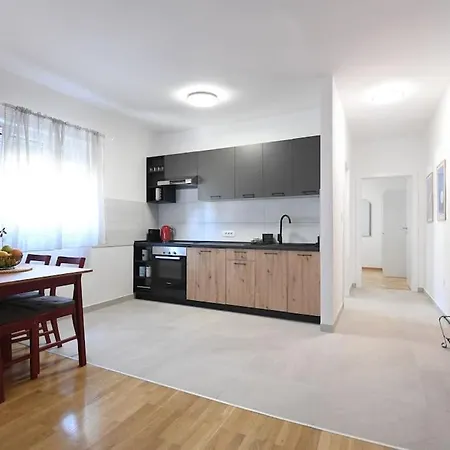 Lpaula, Apartman Zára