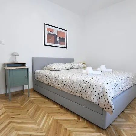 Lpaula, Apartment *